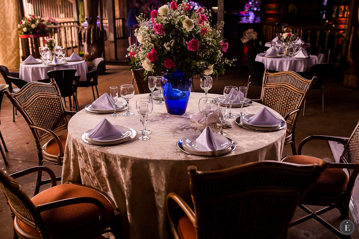 decoração nas cores azul com rosa nas mesas do jantar de casamento