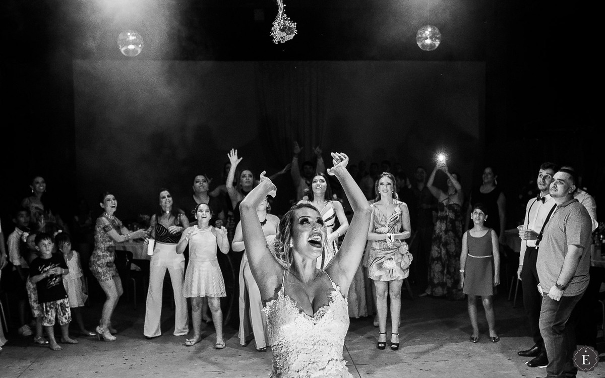 noiva jogando o buque no casamento