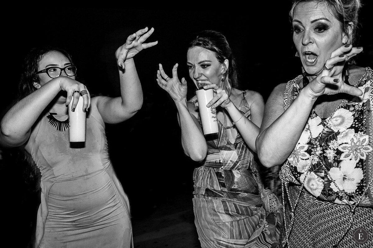 convidadas dançando michael jackson na festa de casamento