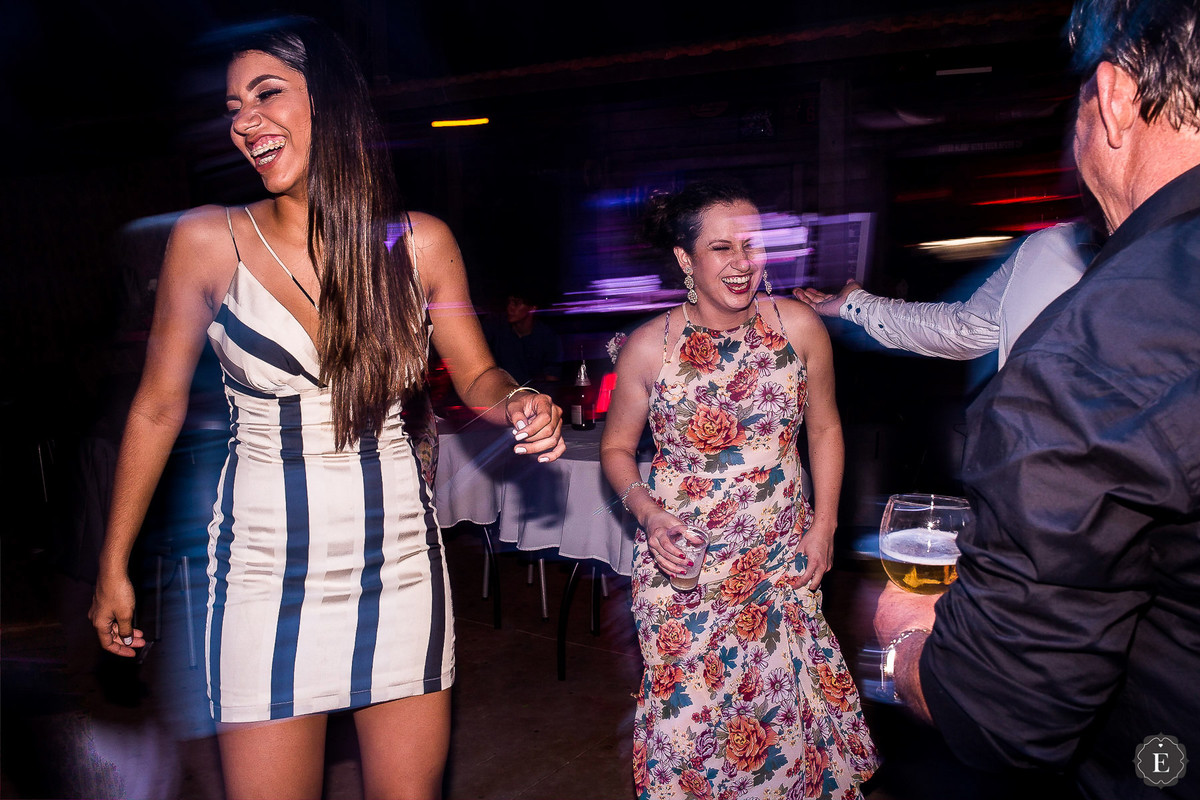 convidados felizes em festa de casamento animada