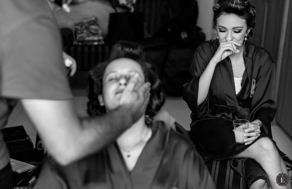 madrinha sorrindo no making da noiva para o casamento