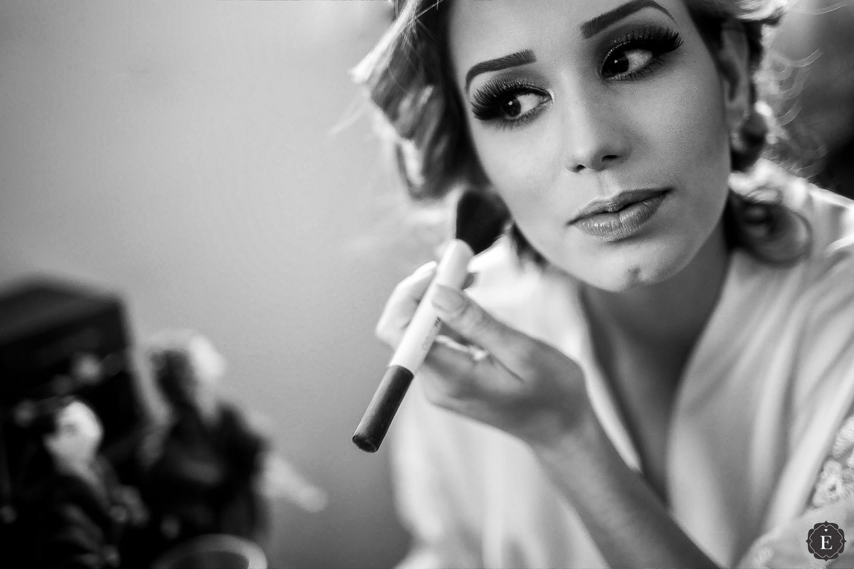 noiva fazendo sua maquiagem para o seu casamento no campo em cianorte