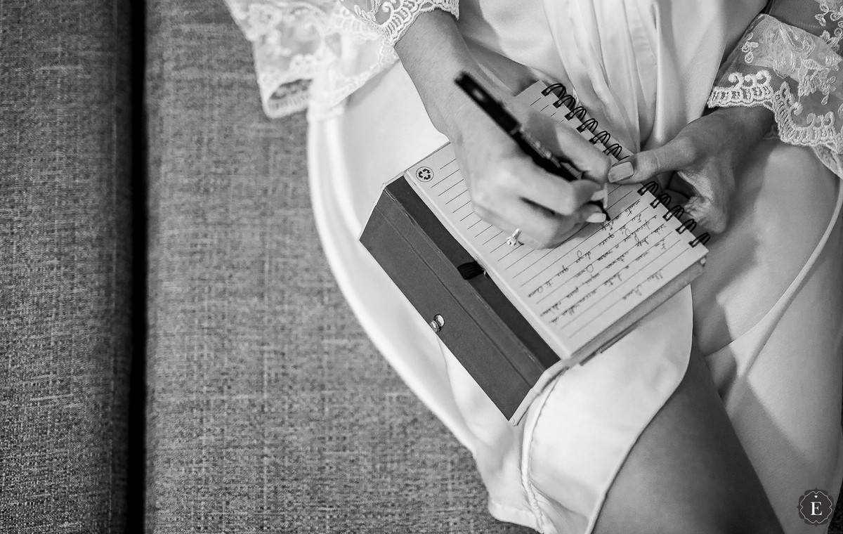 noiva escrevendo os votos do casamento