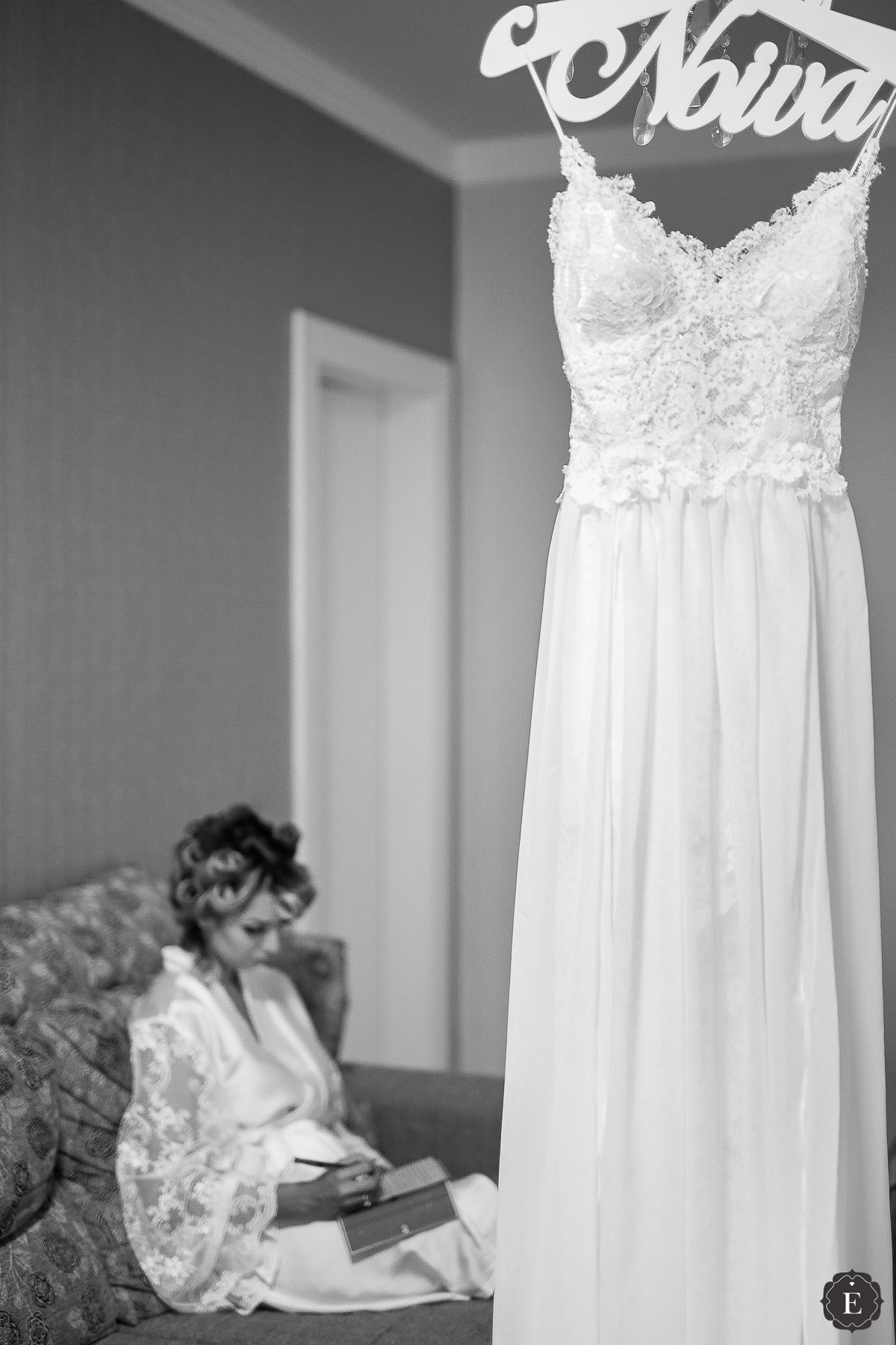 noiva escrevendo os votos do casamento ao lado do seu vestido de noiva