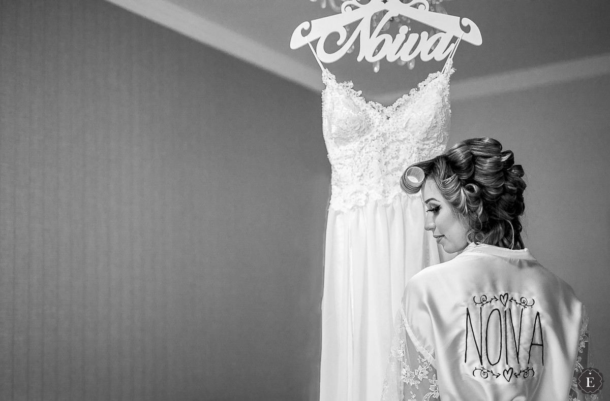 noiva ao lado de seu vestido de noiva para casamento no campo em cianorte pr