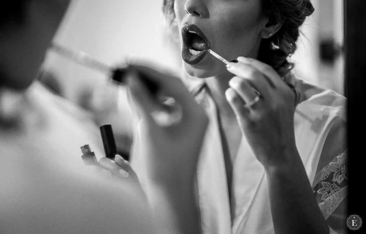 noiva passando batom para o casamento