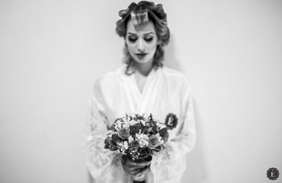 noiva com seu buque no making of do casamento