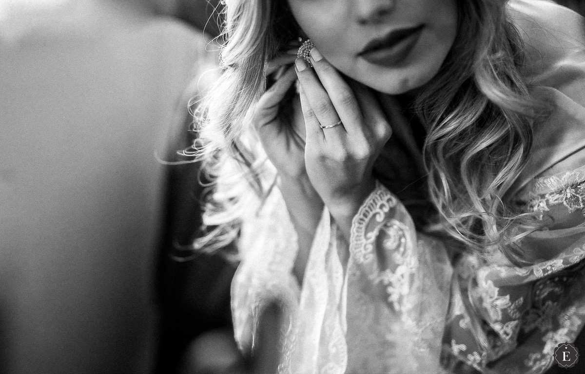 noiva colocando o brinco para o casamento