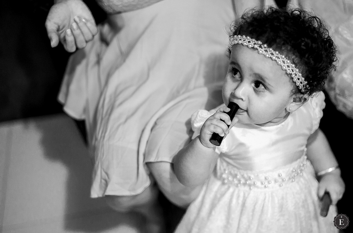 daminha de honra passando batom no making of da noiva