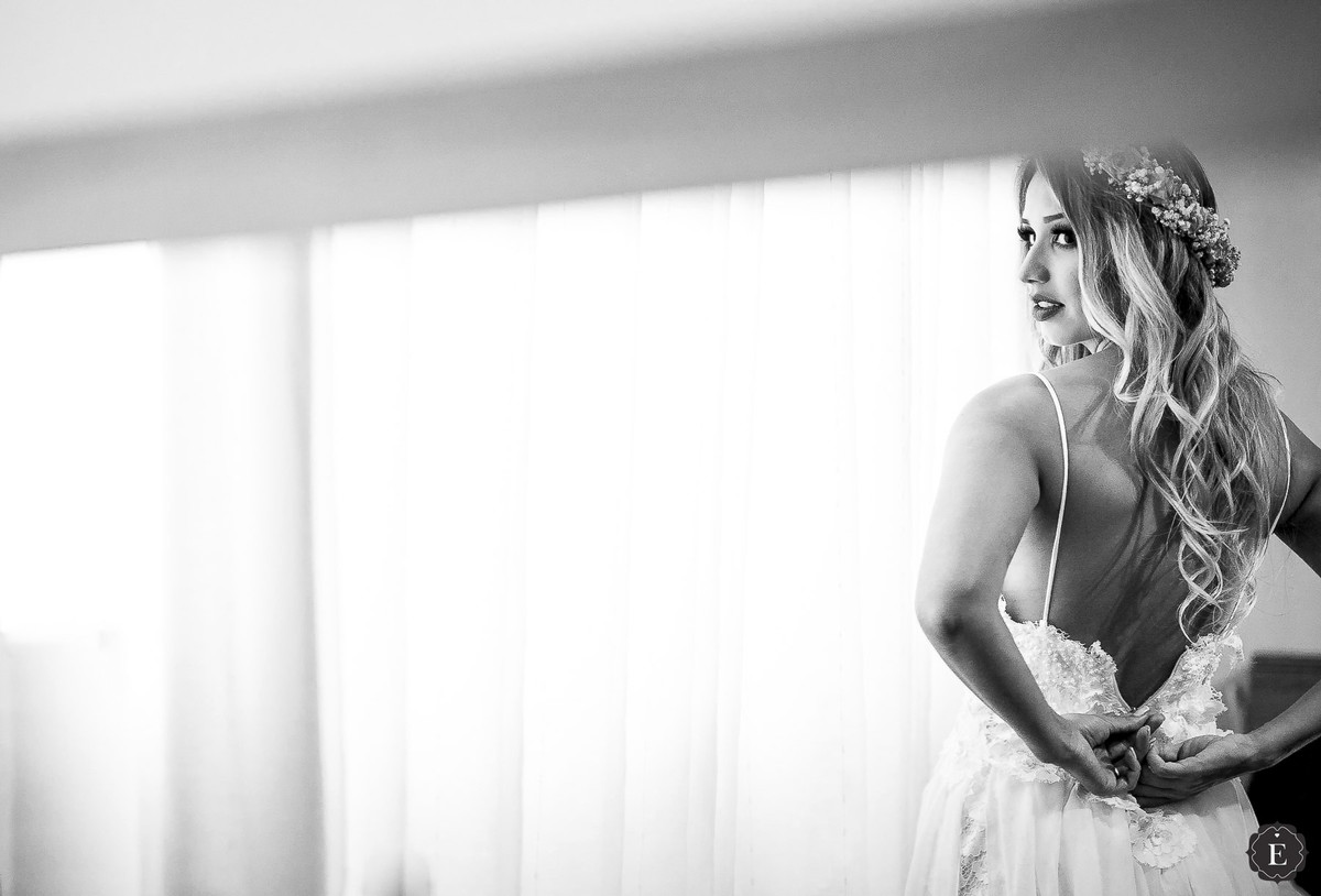 noiva colocando seu vestido de noiva no making of