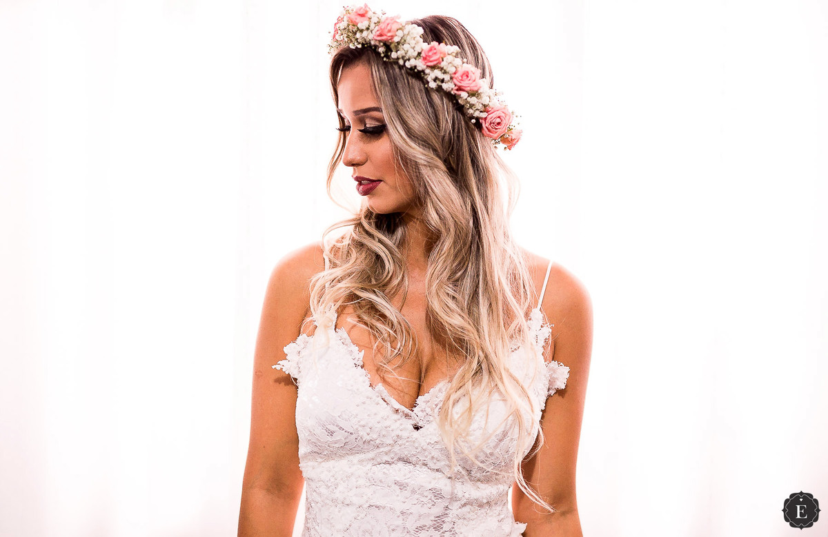 noiva pronta para casamento no campo com cabelo solto e coroa de flores e vestido de renda