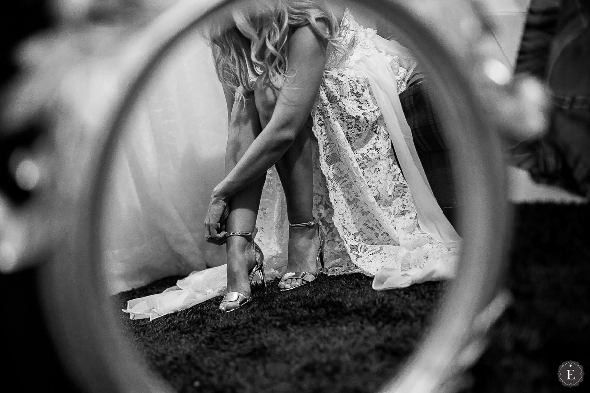 noiva colocando o sapato para o casamento
