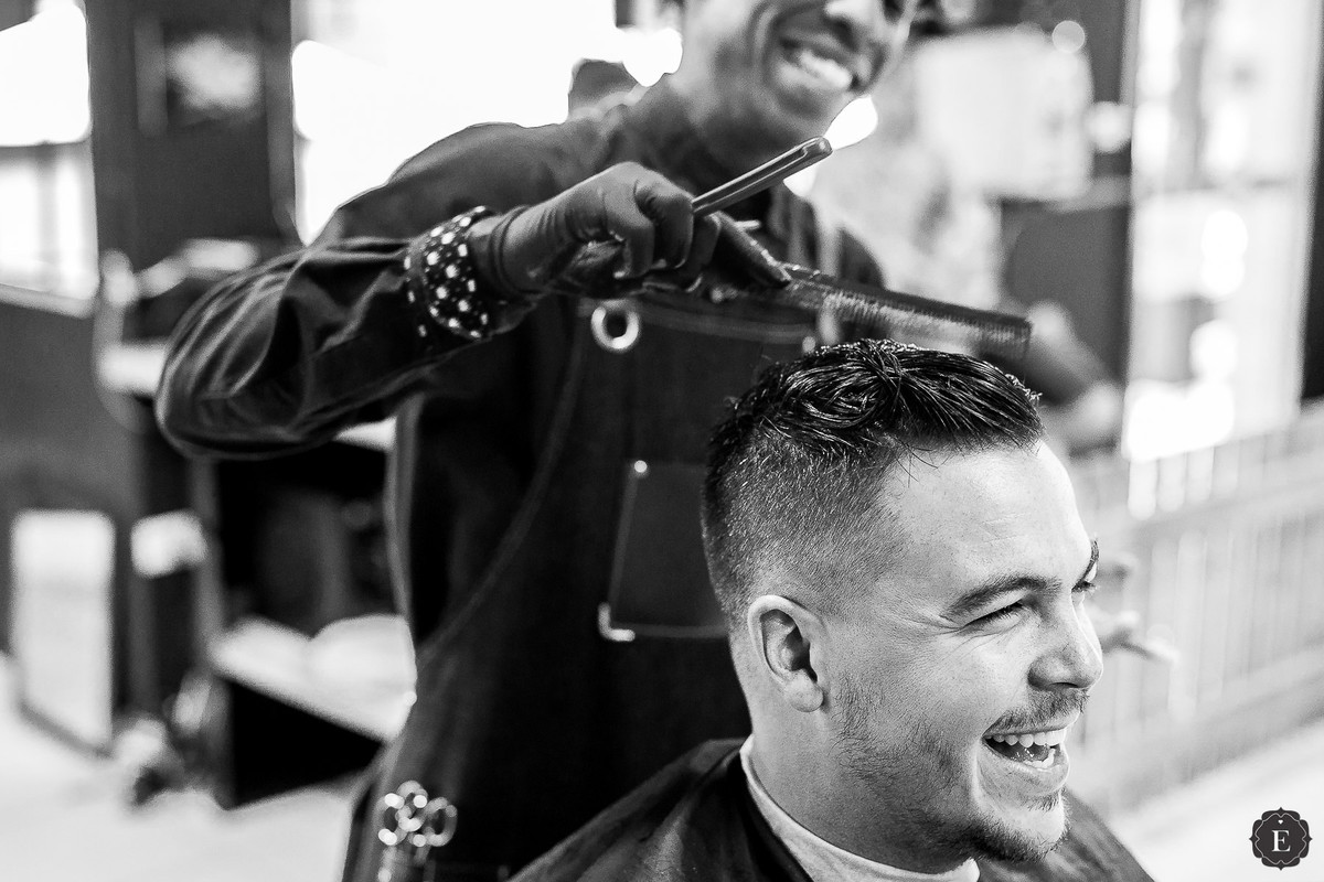 noivo cortando o cabelo na barbearia em seu making of