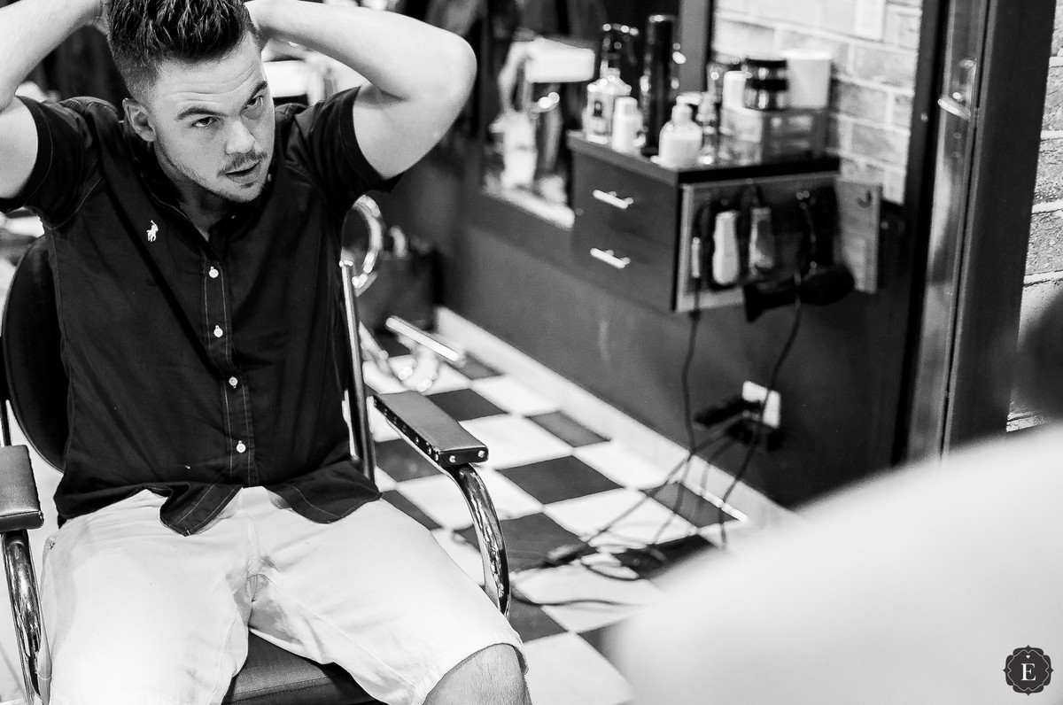 noivo arrumando o cabelo no making of do casamento