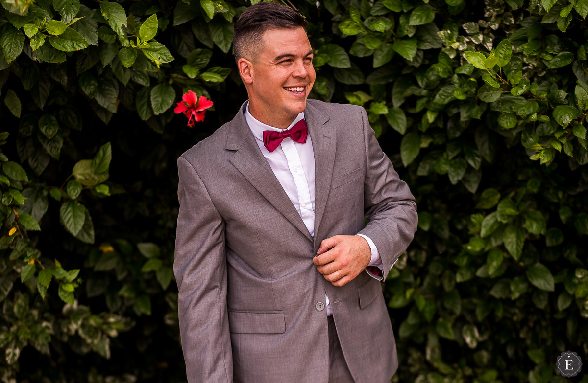 Noivo de terno cinza e gravata borboleta bordo para casamento no campo