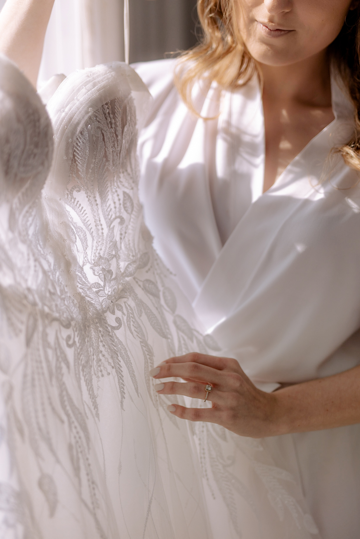 Noiva com seu vestido de noiva bordado