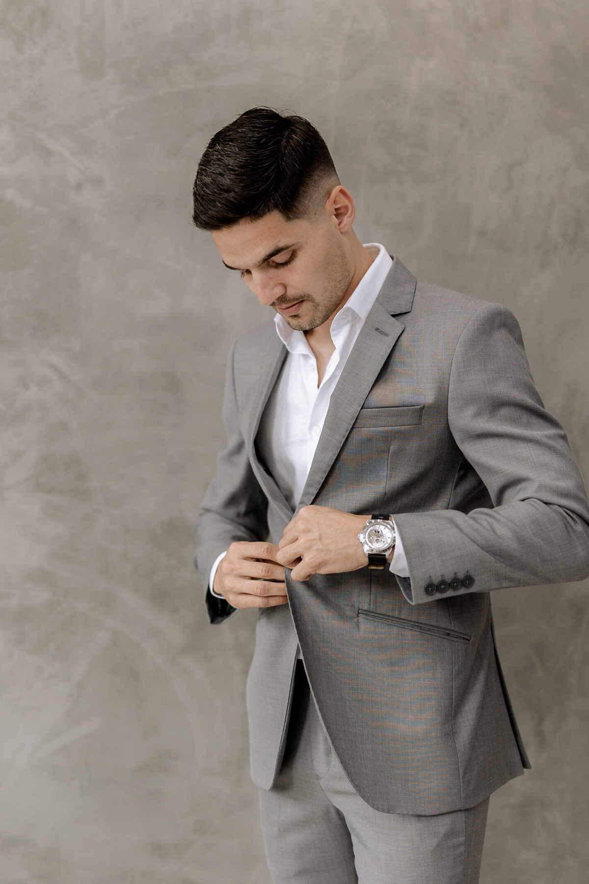 Inspiração de terno cinza para noivos