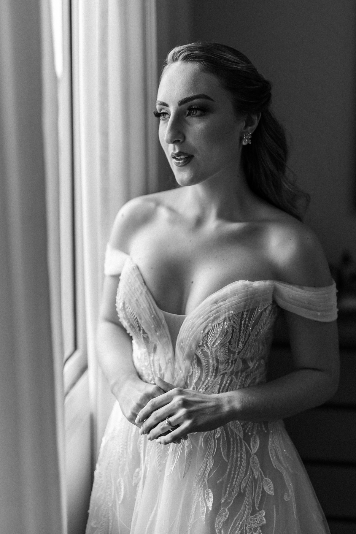 Noiva com vestido decote coração com detalhes bordado no busto 