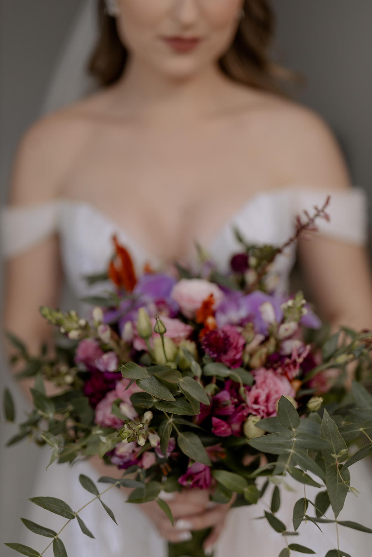 Buquê de noiva em tons de roxo e folhagens 