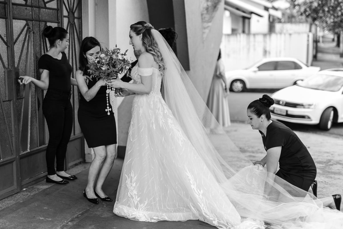 Minutos antes da noiva entrar na igreja