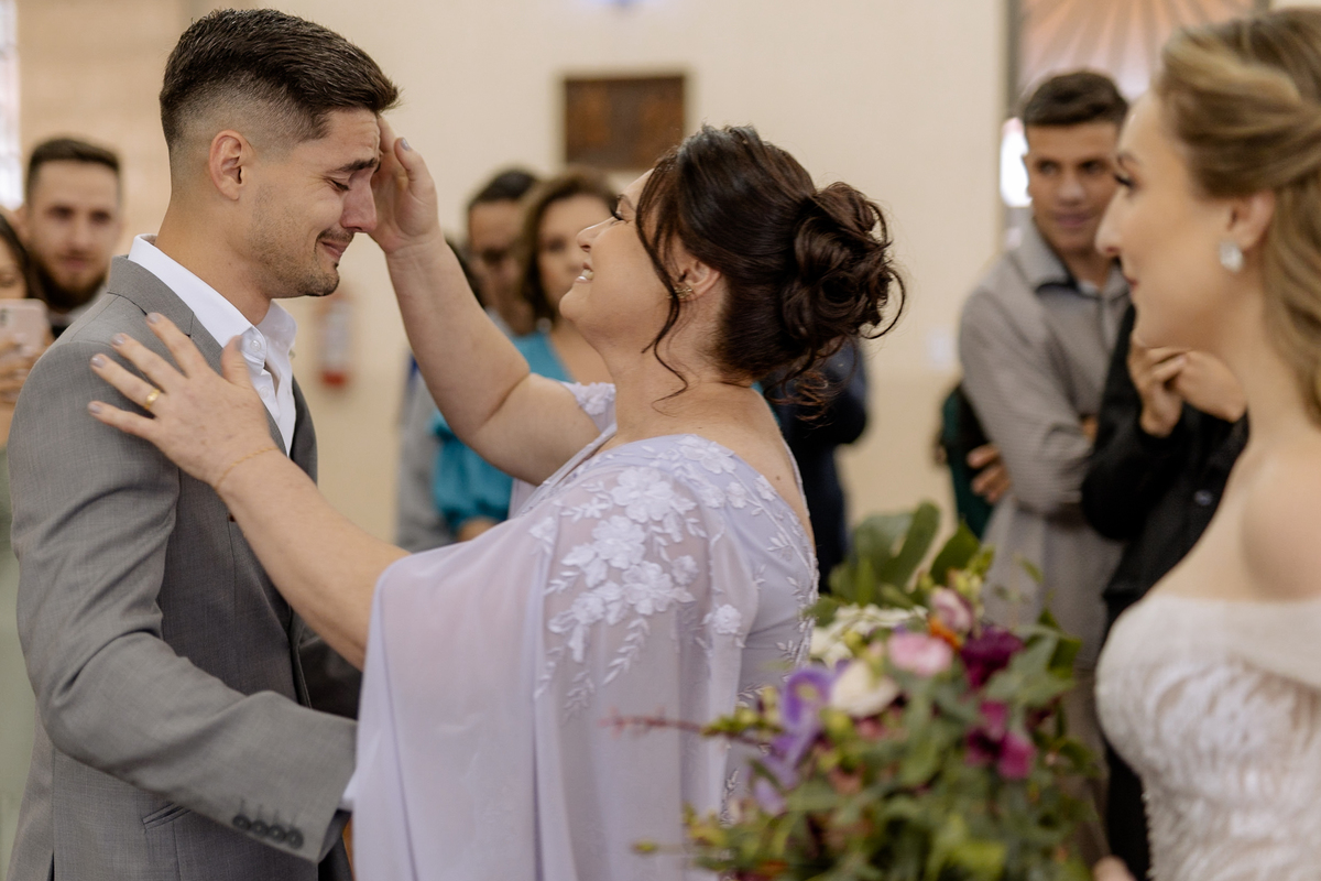 Cumprimento da mãe da noivo 