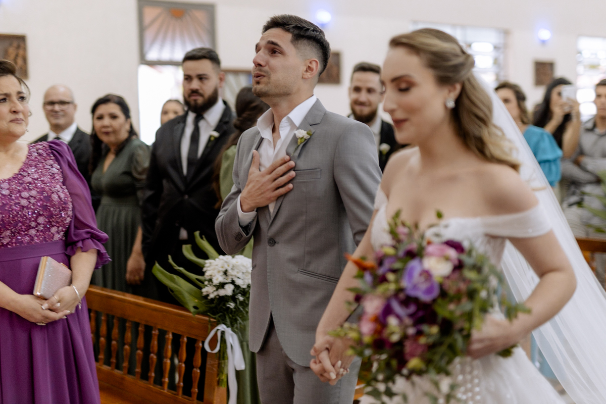 Noivo emocionado em seu casamento na igreja 