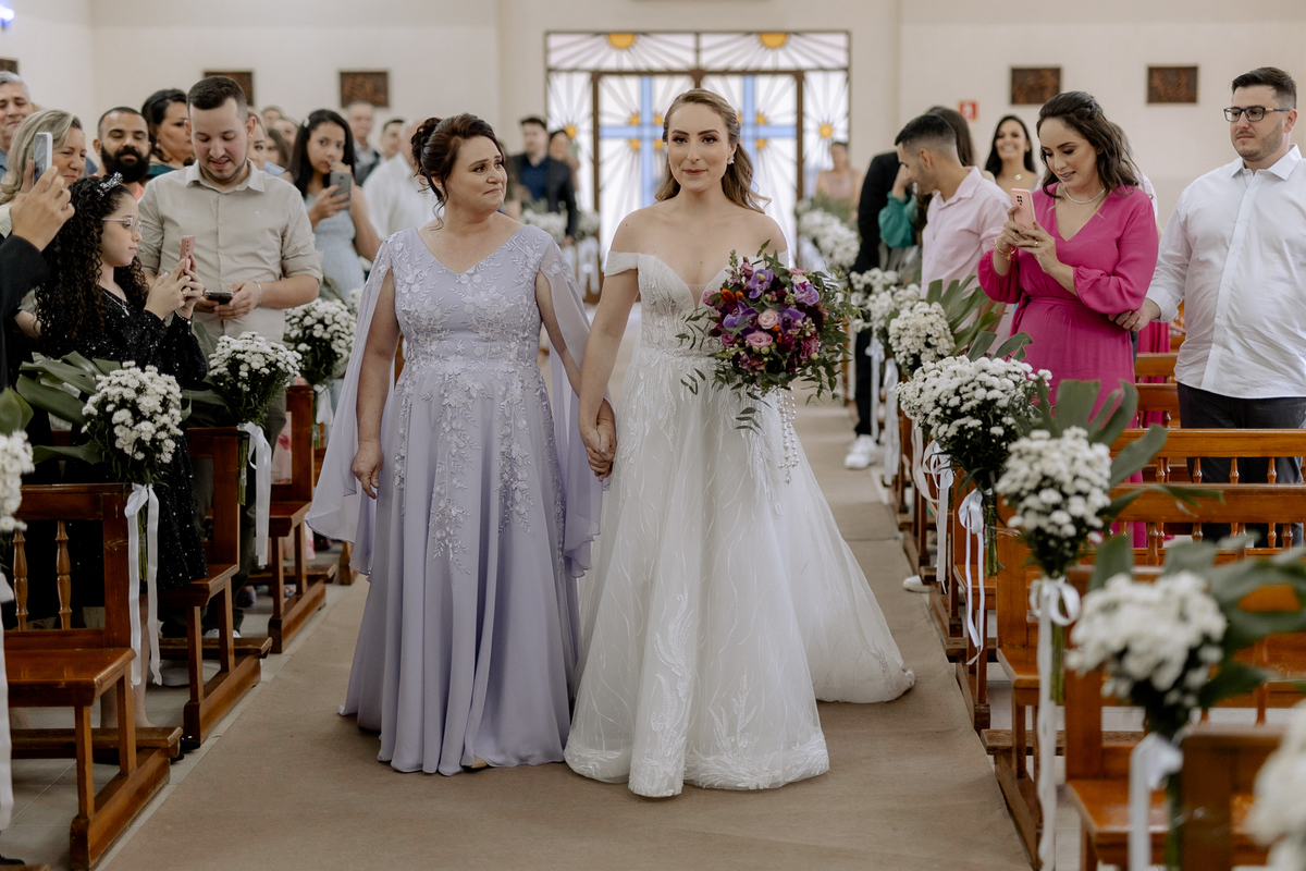 Entrada da noiva na igreja