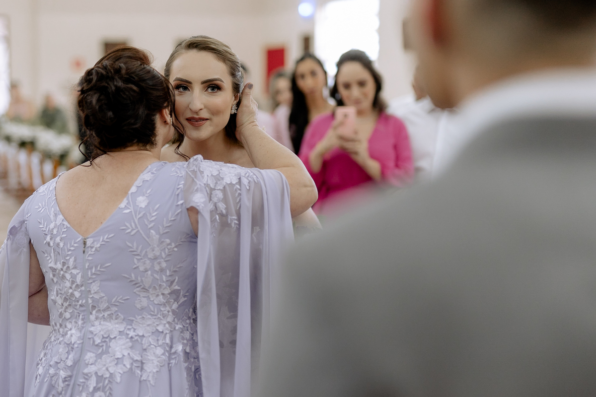 Cumprimento da mãe e filha no casamento 