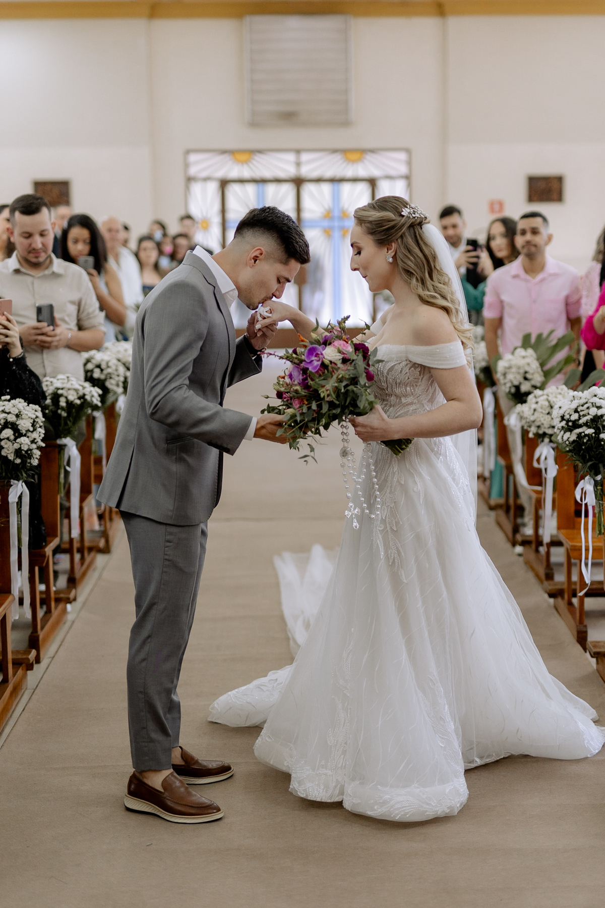 Noivo cumprimentando sua noiva na igreja