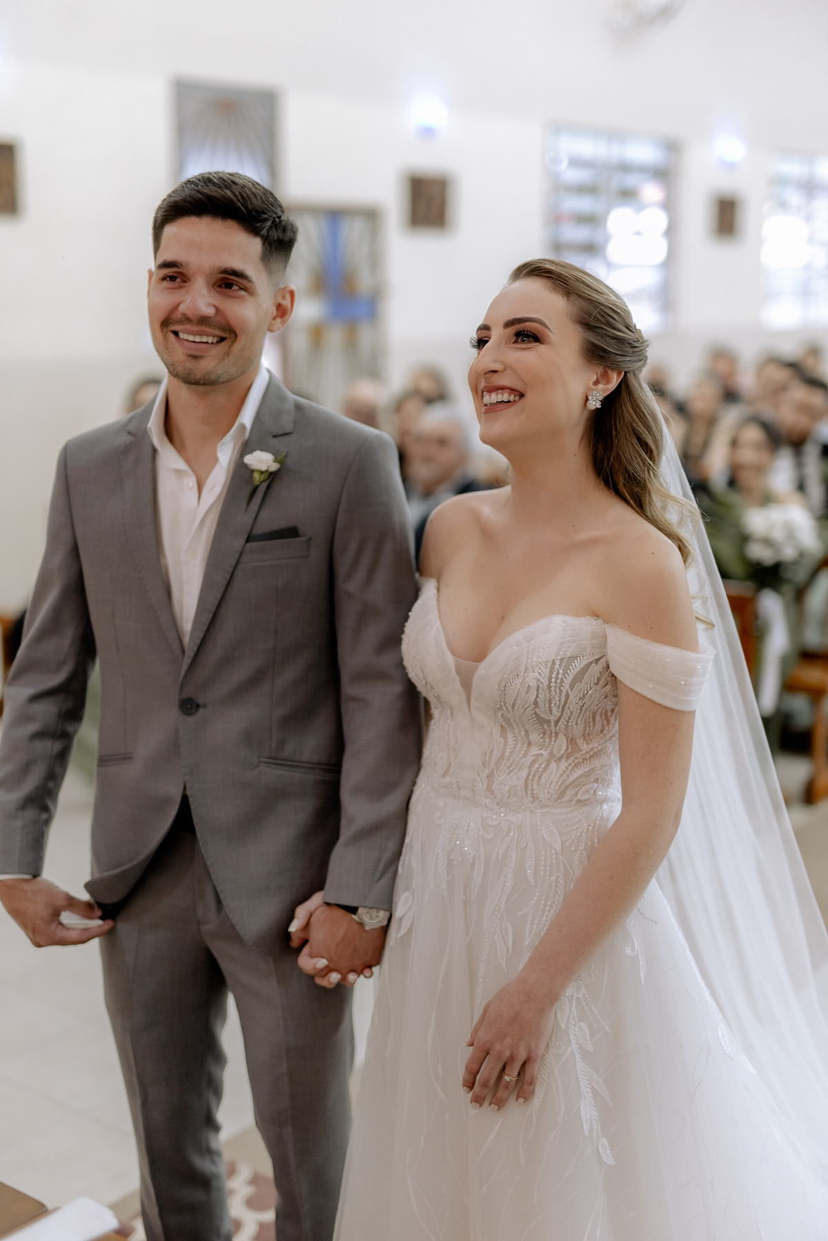 Noivos em momento descontraído na cerimônia em casamento na igreja em cianorte