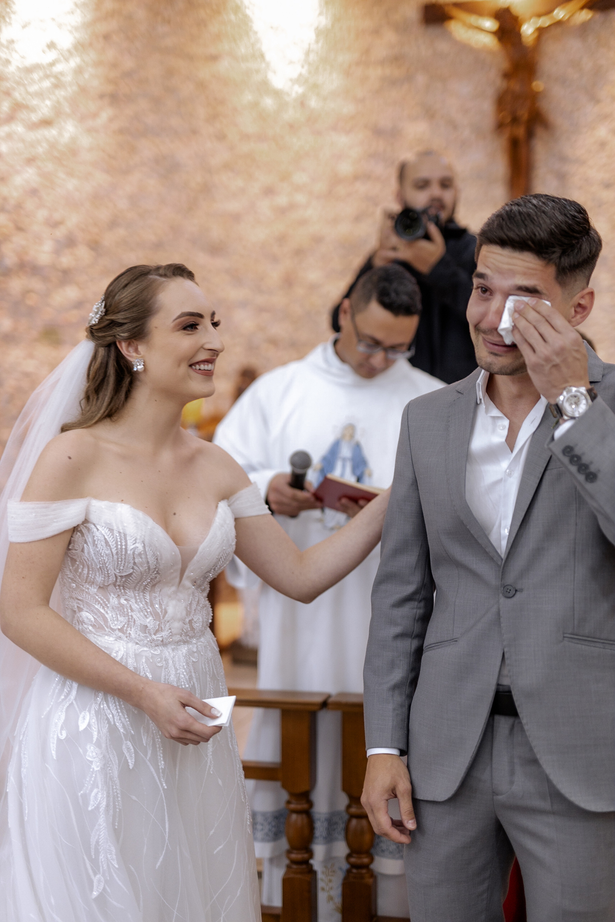Noivo emocionado em momento da cerimônia 