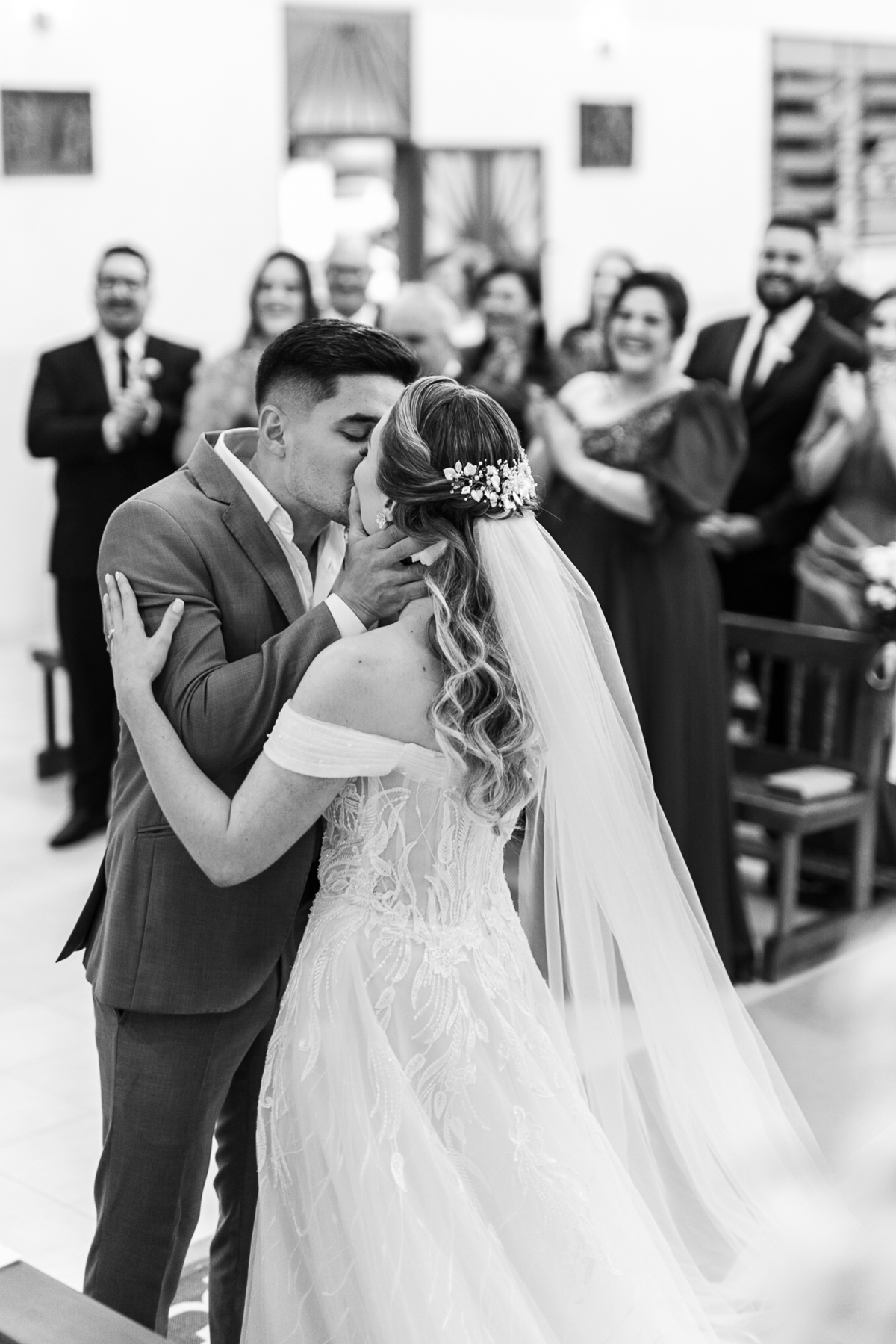 Beijo dos noivos em casamento na igreja
