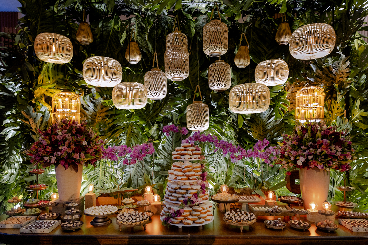 Mesa de doces com bolo de donuts 
