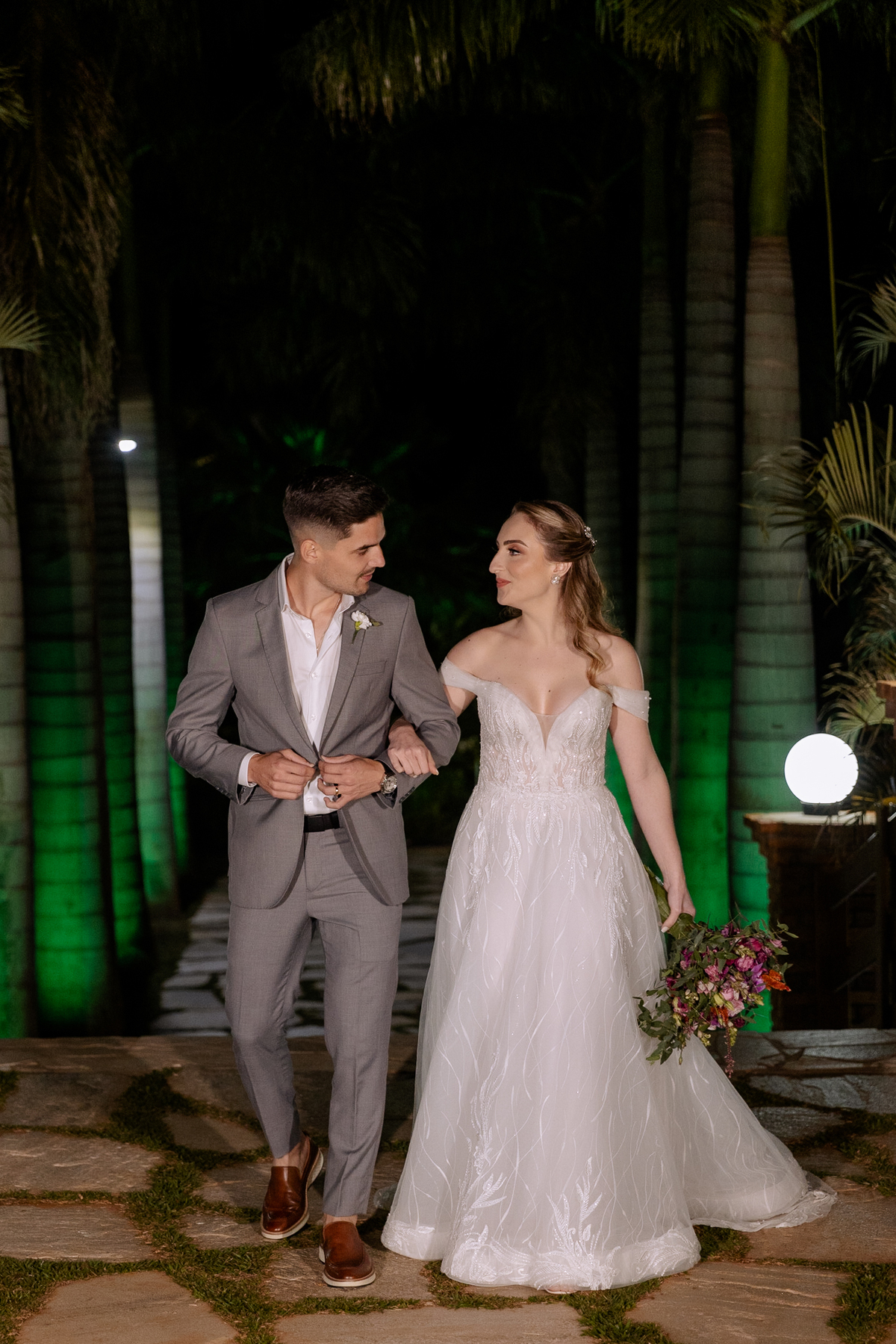 noivos caminhando para festa de casamento