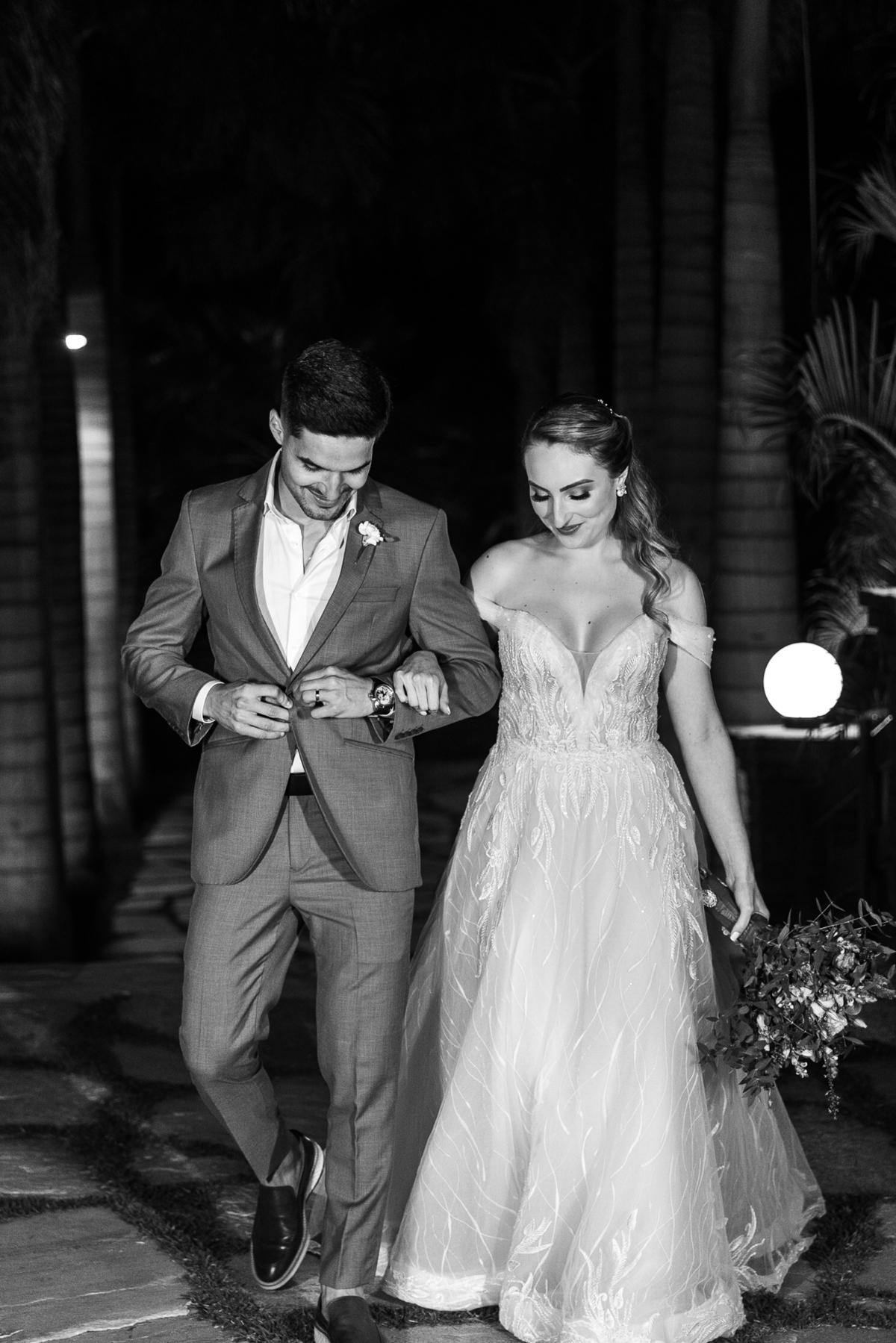 noivos caminhando para festa de casamento