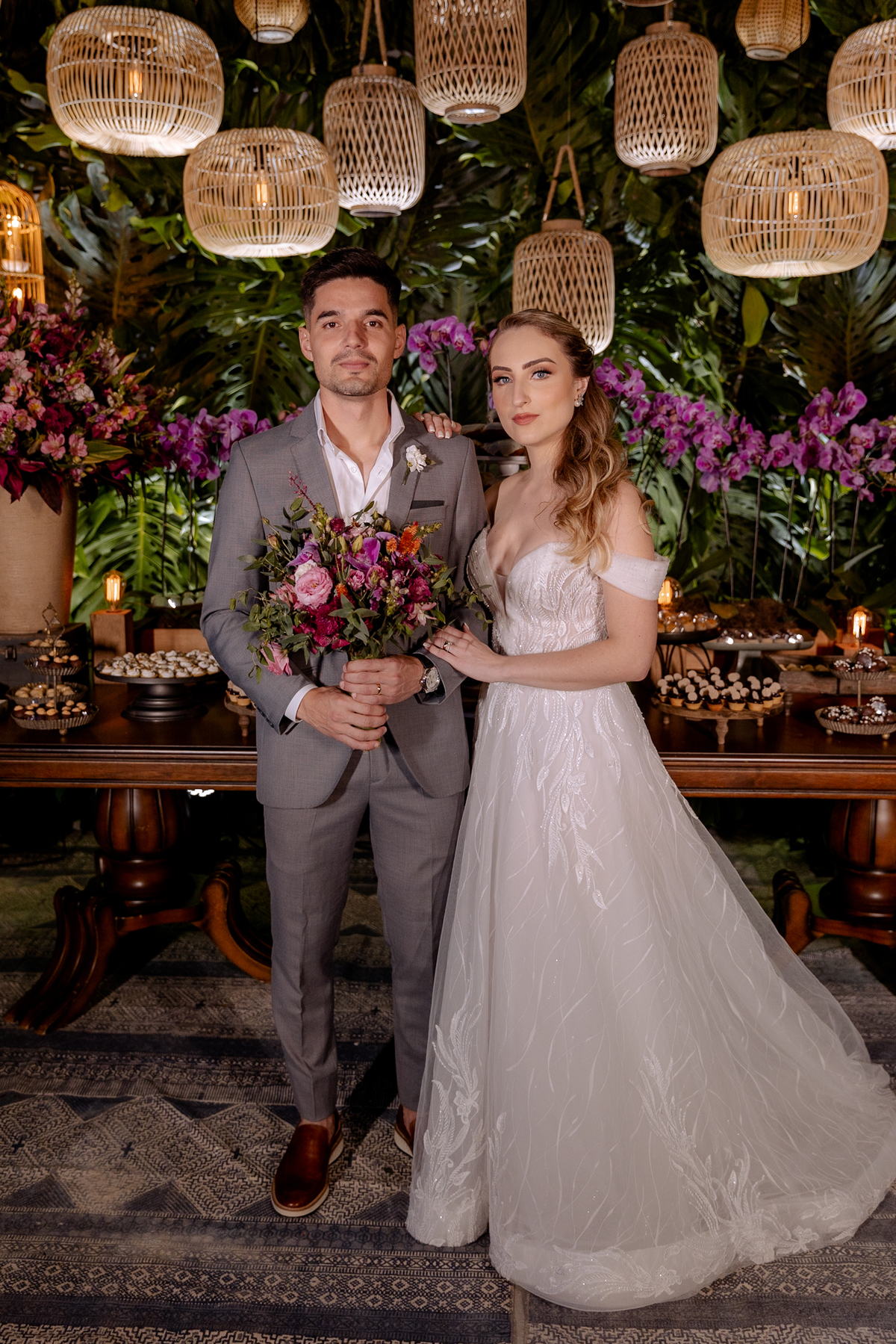 Retrato dos noivos na mesa de doces 
