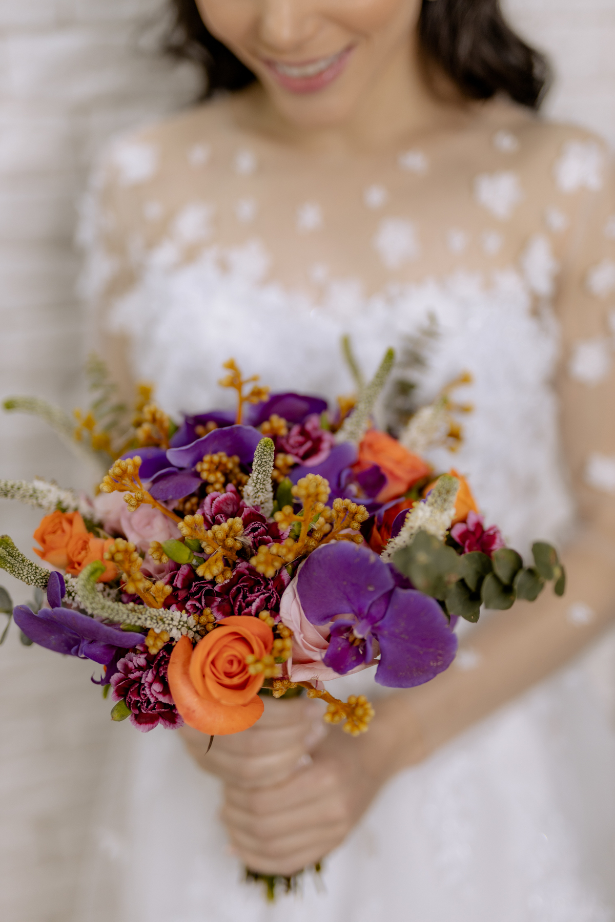 Buquê de noiva com orquídea roxa 