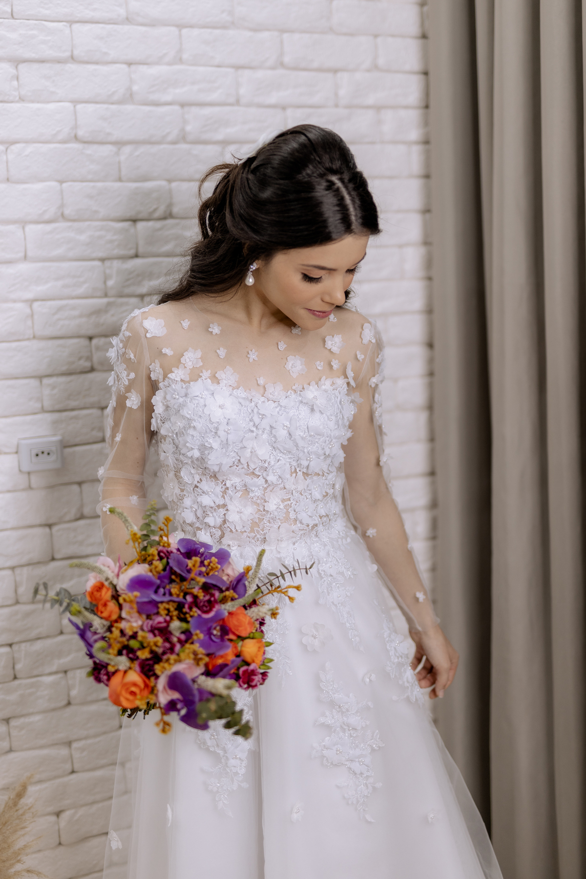 Noiva linda com vestido bordado 