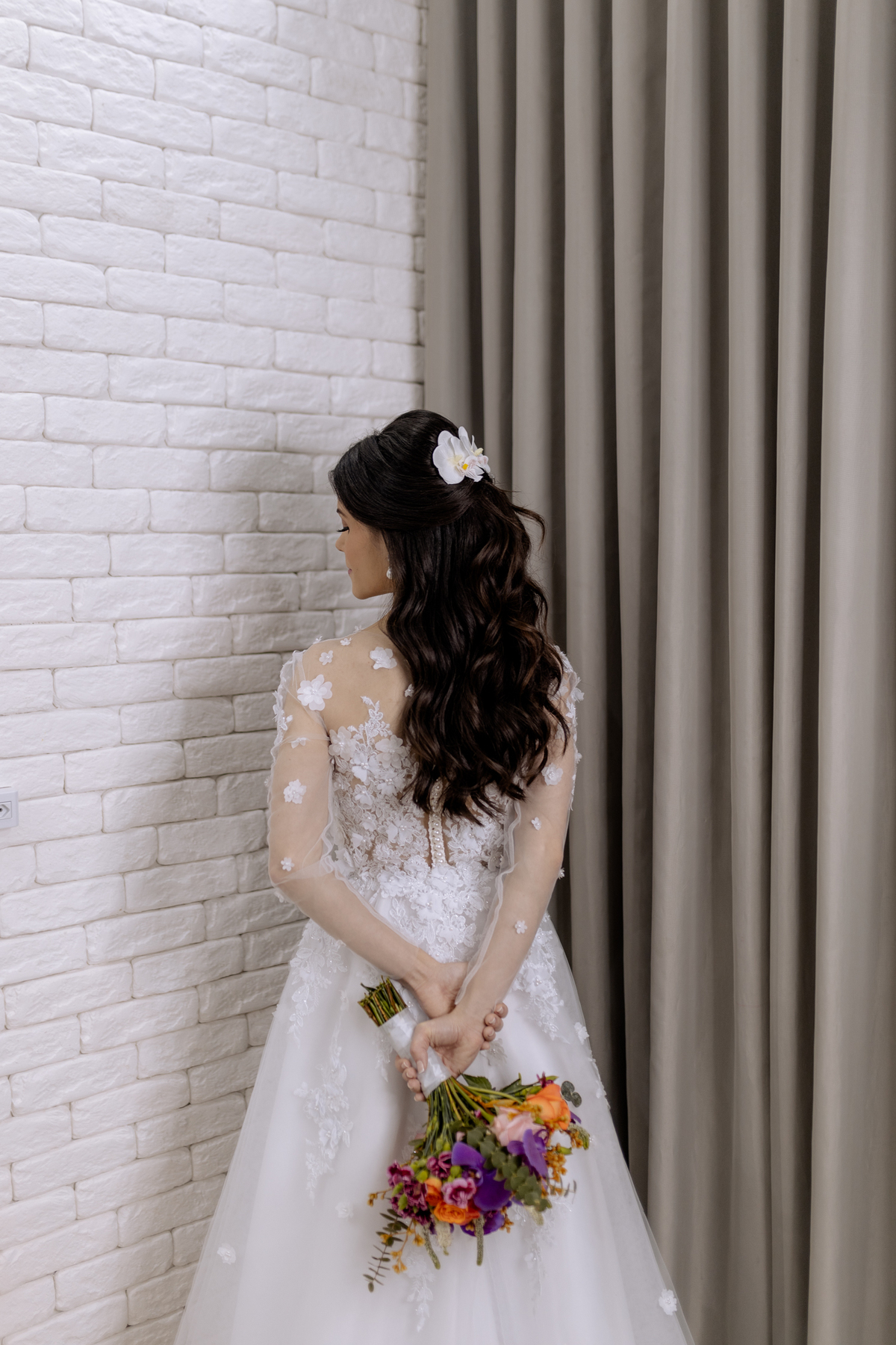 Inspiração de vestido de noiva bordado e penteado com flor 