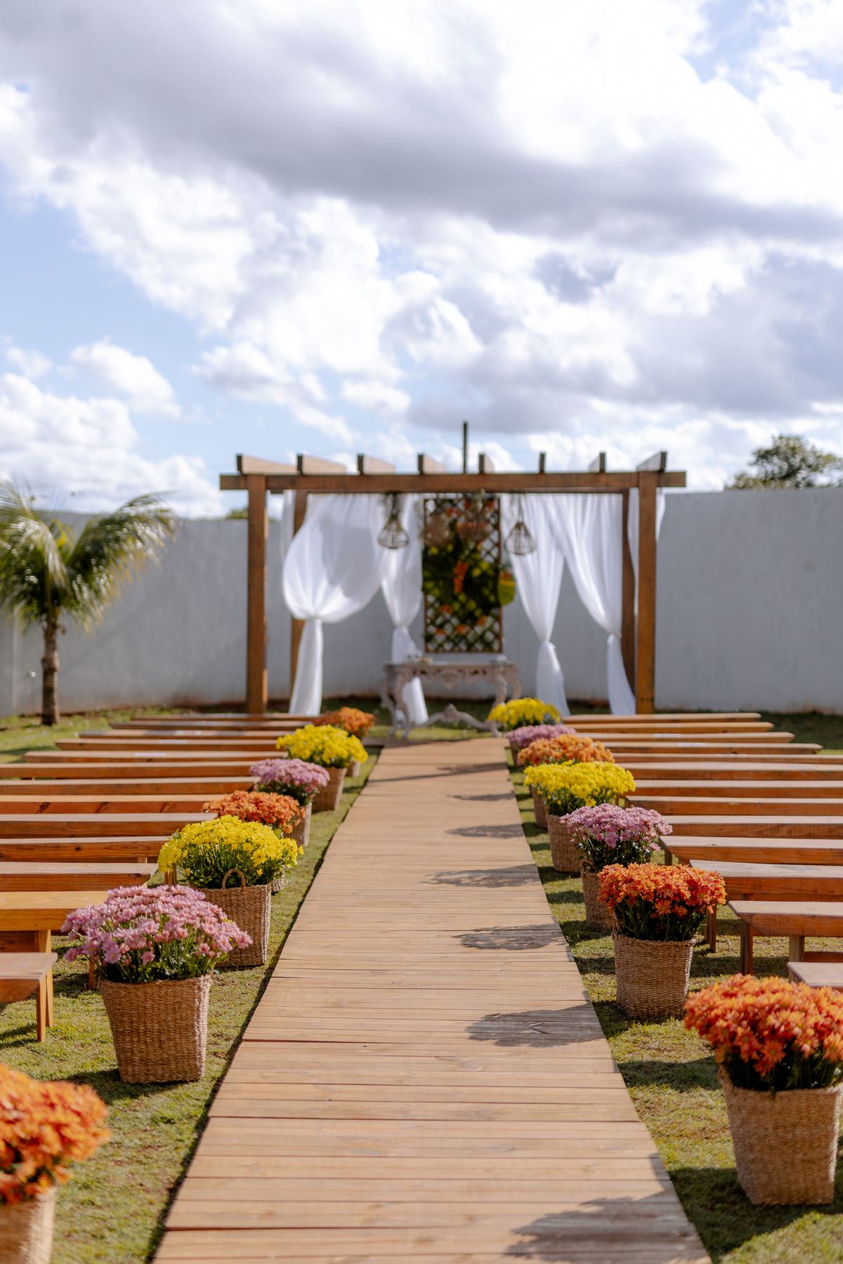 Entrada da noiva em casamento ao ar livre de dia 