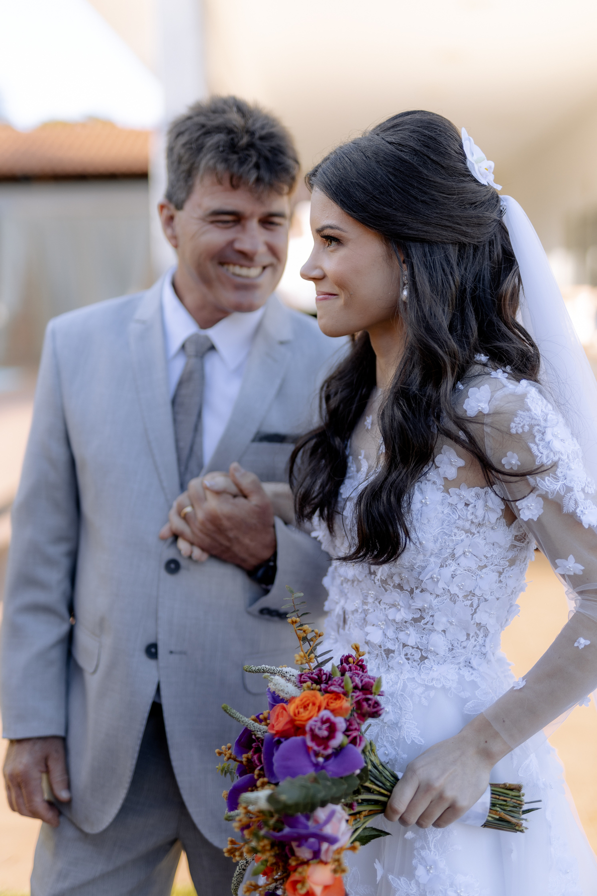 Pai e filha antes de entrar no casamento