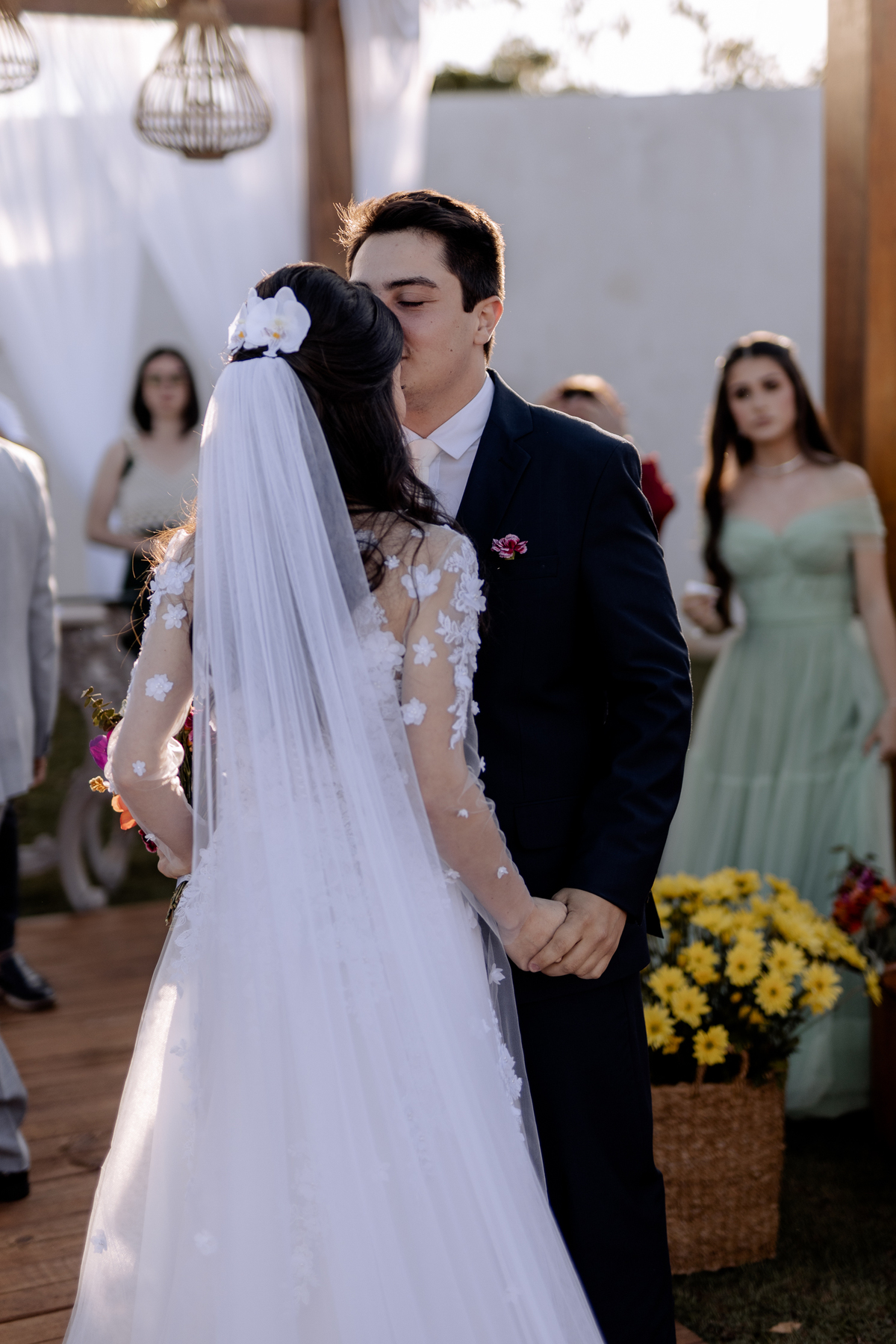 Noivo dando um beijo da testa da sua noiva em casamento 