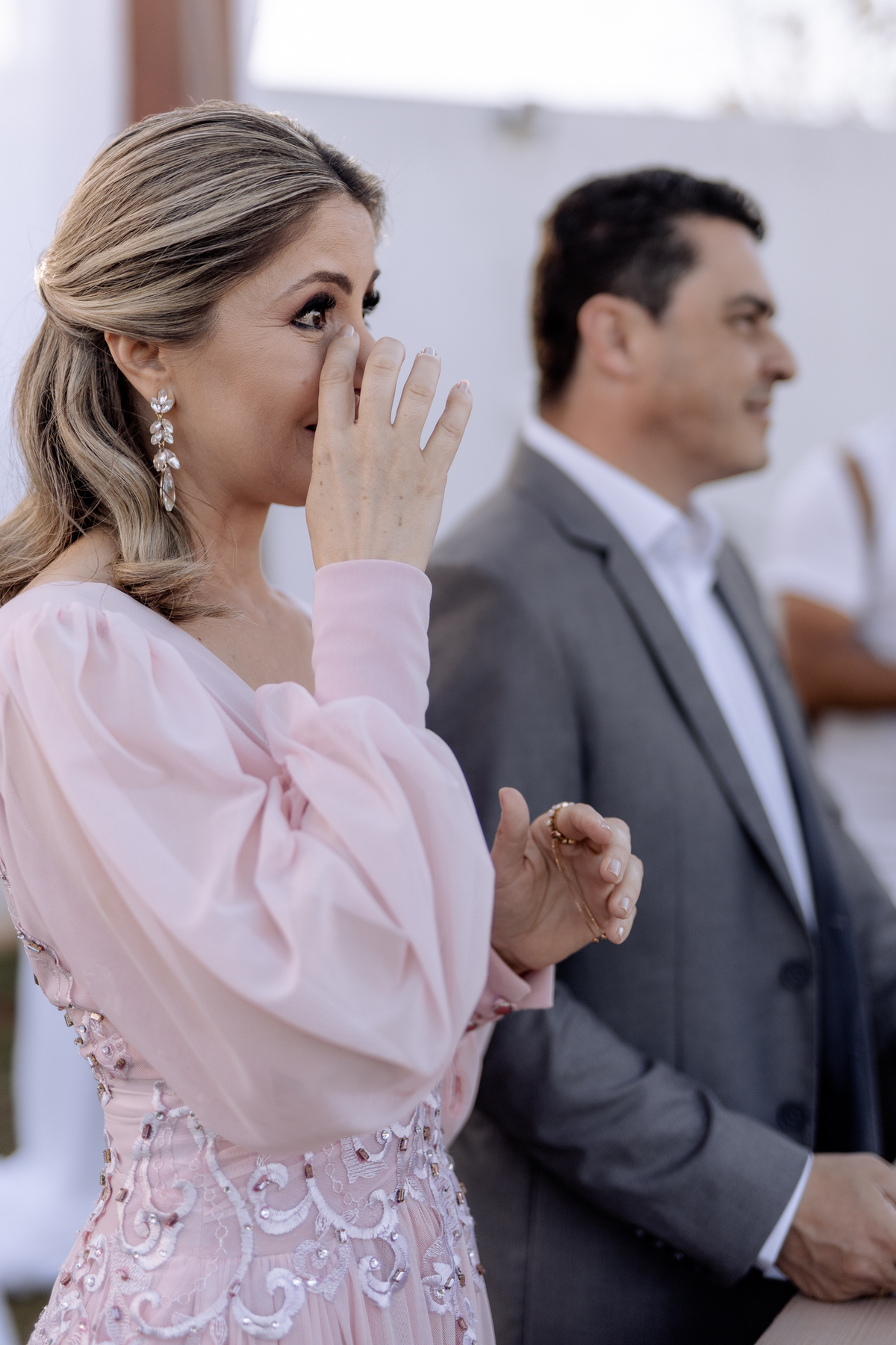 Convidados emocionados na entrada da noiva