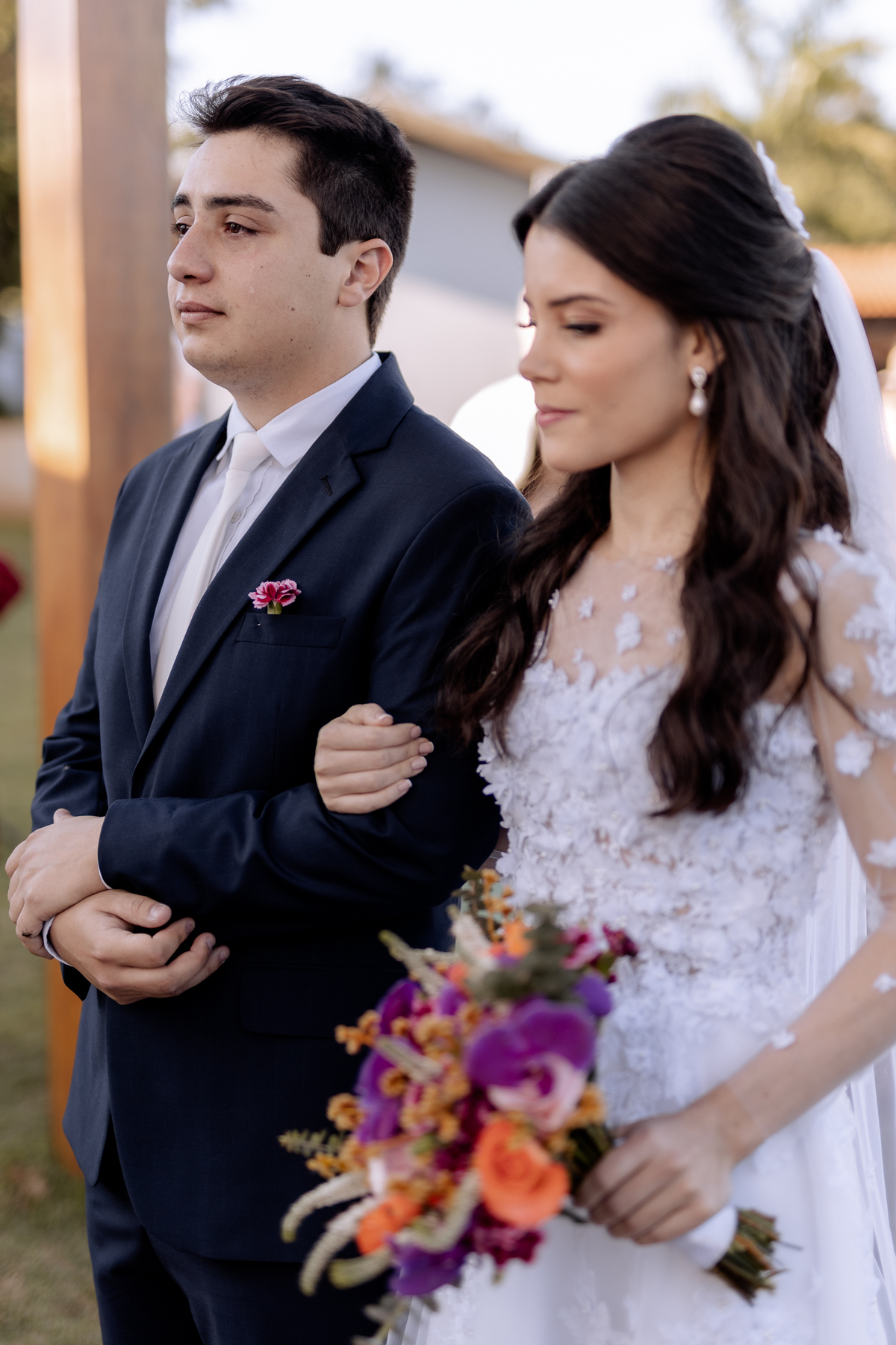 Noivo emocionado em casamento ao ar livre 