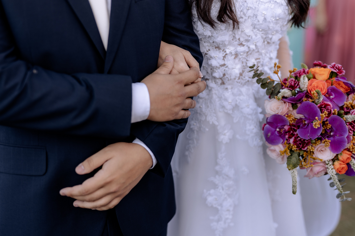 Foto detalhista de noivos em casamento de dia 
