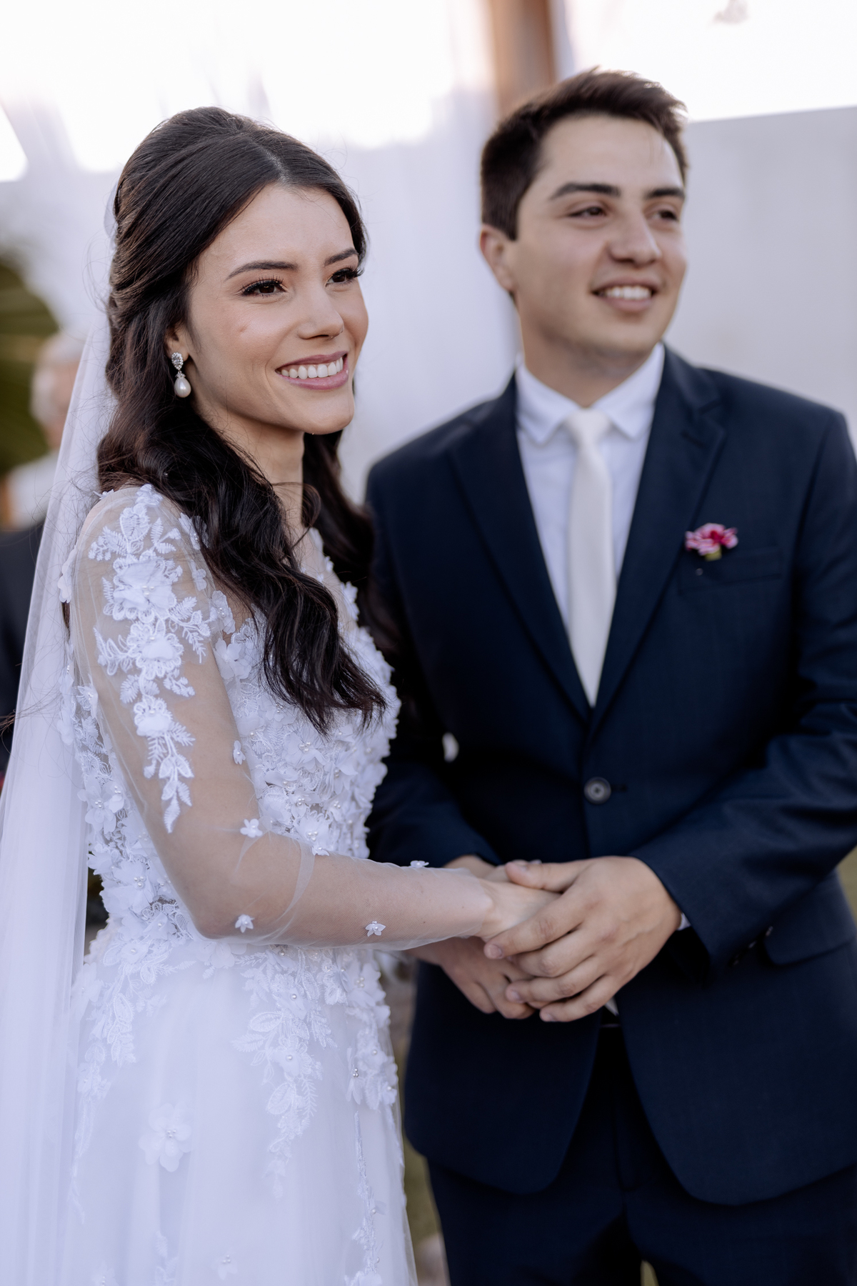 Noivos na entrada das alianças