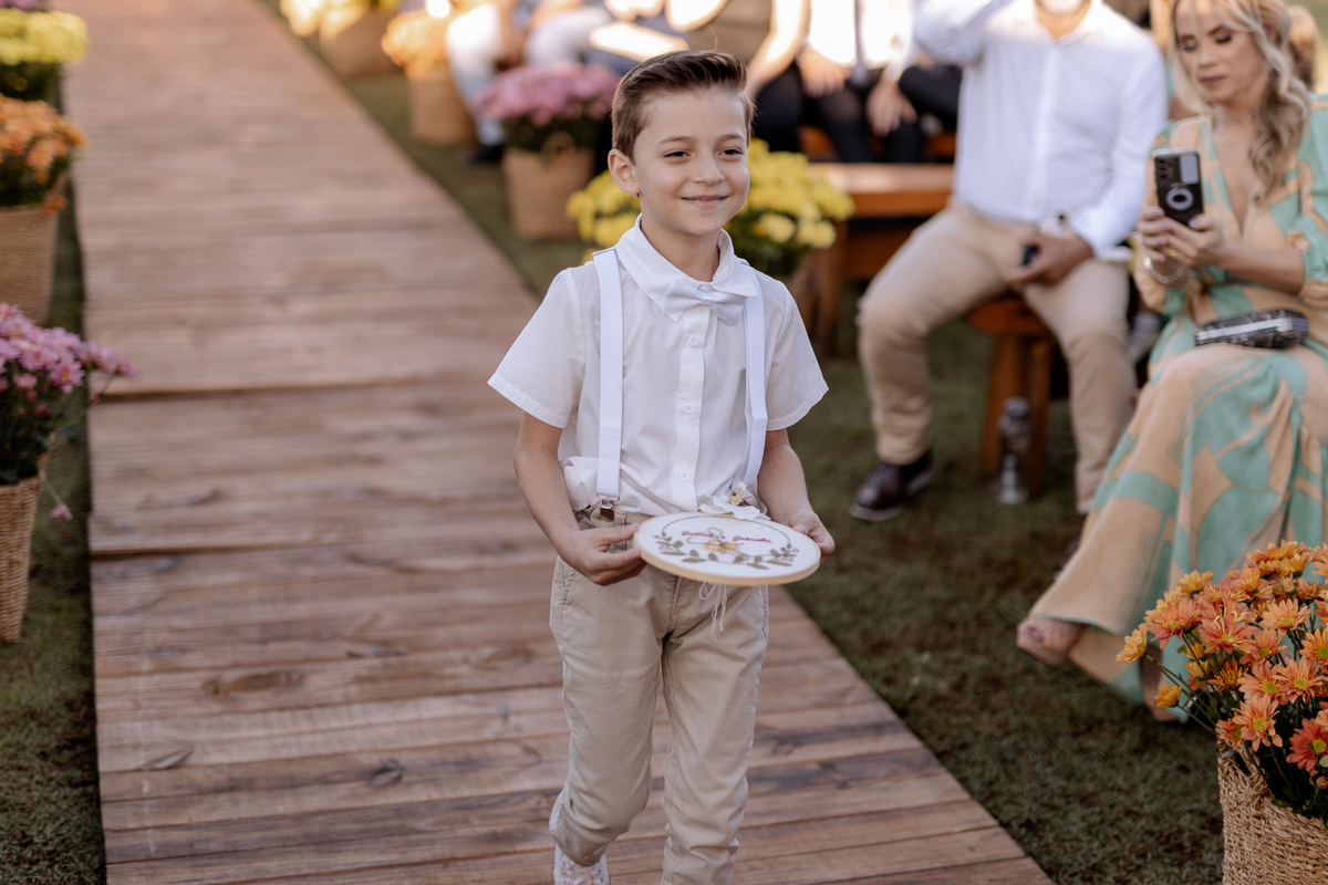 Pajem carregando as alianças em bastidor personalizado 