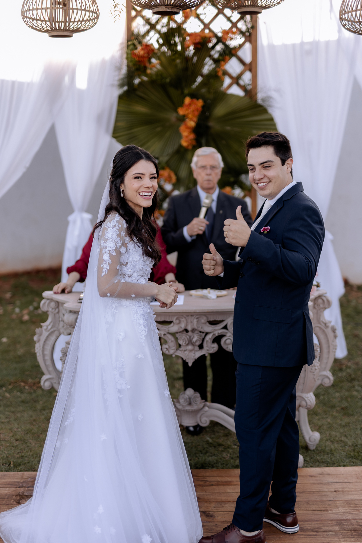 Reação engraçada dos noivos ao final da cerimônia 