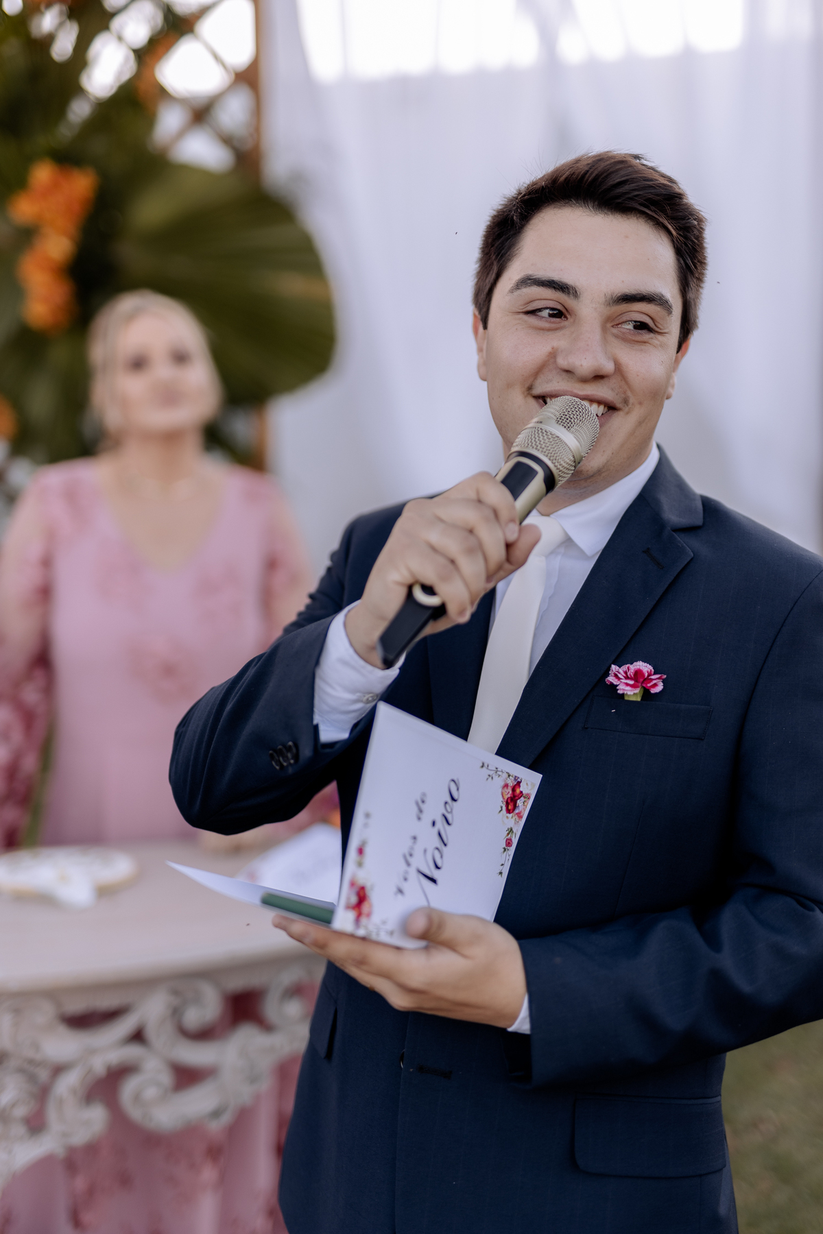 Voto do noivo em casamento ao ar livre 