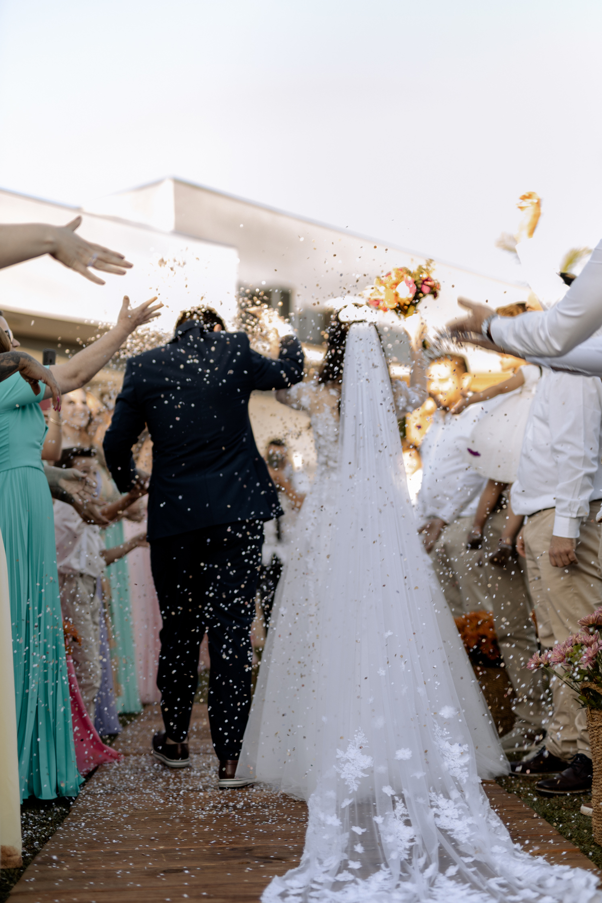 Saída dos noivos com confete de papel 